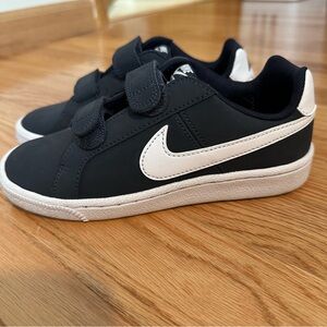 Nike Youth Boys Navy Blue Sneakers with White Swoosh